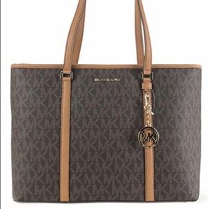 SOLD!! Women’s Micheal Kors purse